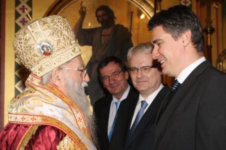 Ivo Josipović našao zlatnik u hljebu, darovao ga Milanoviću (FOTO)