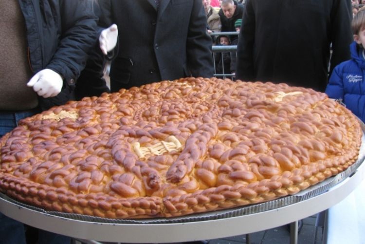 Tradicionalno lomljenje česnice sa tri dukata