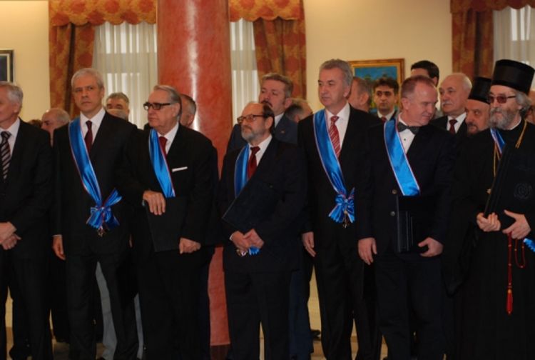 Odlikovanja zaslužnima za afirmaciju RS (Foto)