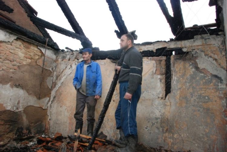 Požar u zgradi podmetnut, stanari prepušteni sami sebi