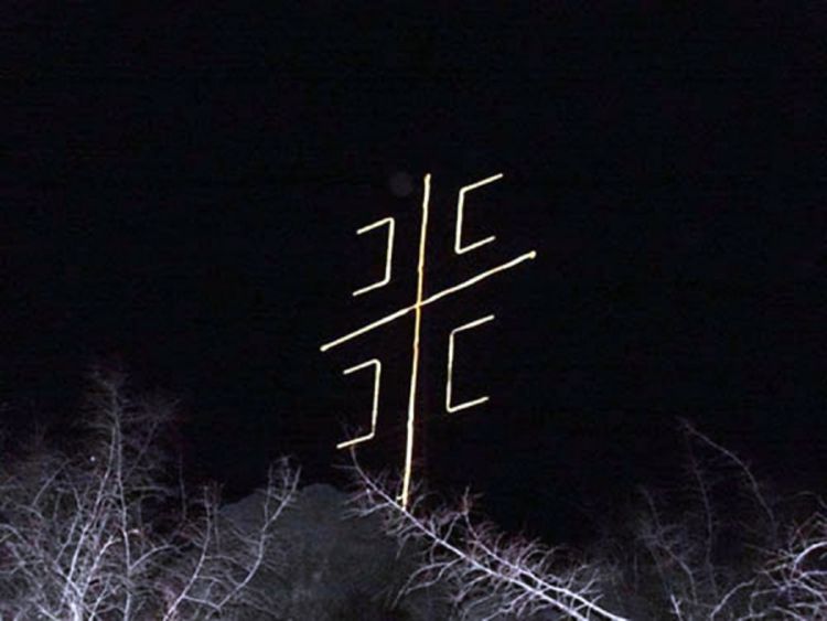 Metalna konstrukcija sa četiri ocila iznad Risana