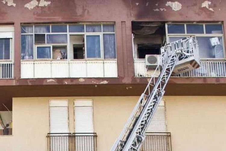 Pobio cijelu porodicu, zapalio stan i skočio s petog sprata (Video)