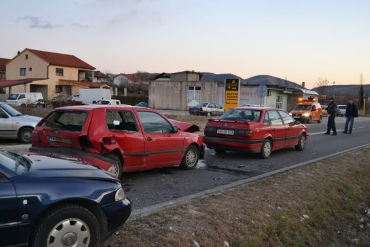 Lakše povrijeđeni u lančanom sudaru