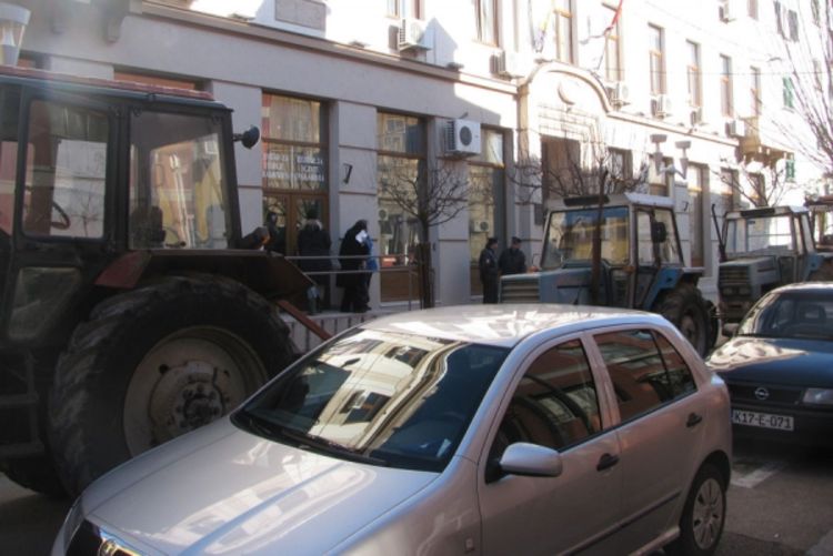 Traktorima blokirali opštinu Trebinje