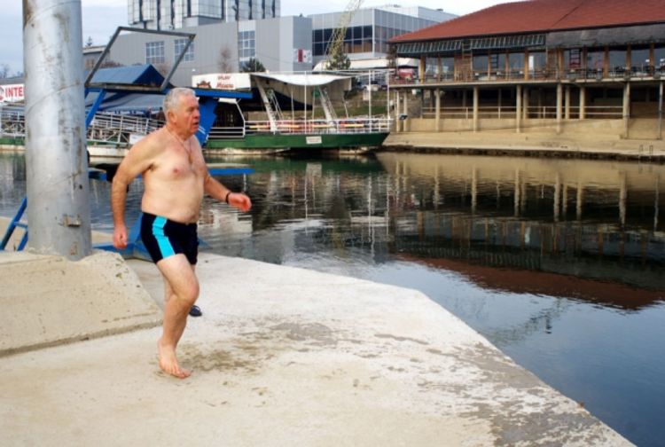 Dragan Rađenović jedini prijedorčanin koji je danas skočio u hladnu Sanu