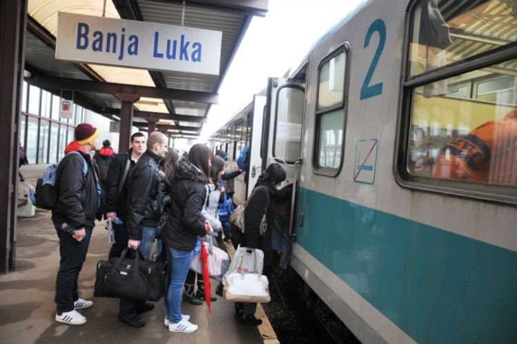 Četiri puta manje putnika u vozovima