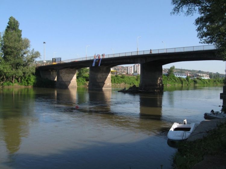 Skočio s 25 metara visokog mosta u rijeku Bosnu
