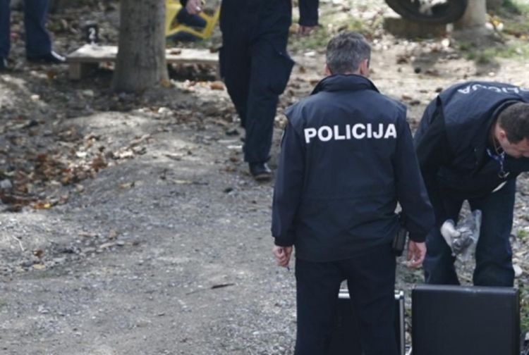 Smrznuo se u kanalu kraj puta