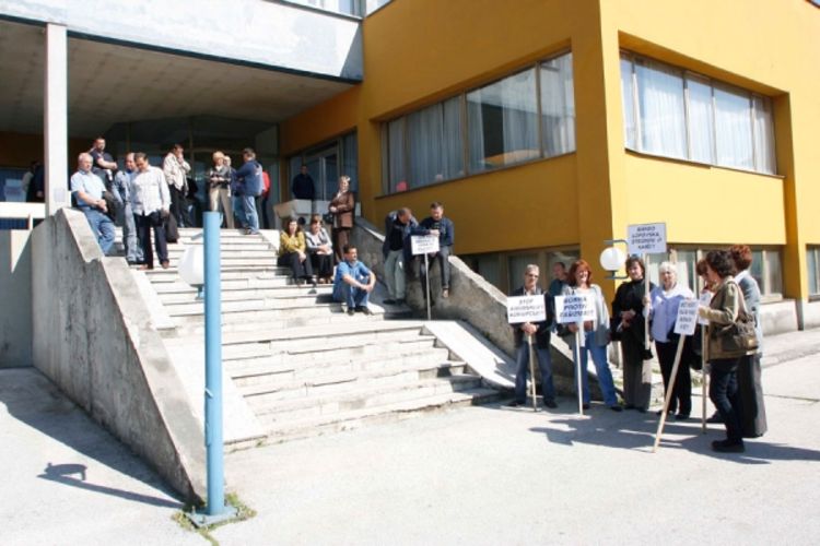 Smanjenjem plata na 360 KM do novca za doprinose