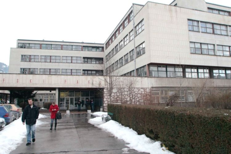 Diplomci čekaju zbog administracije
