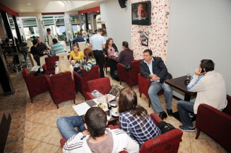 Džepovi sve plići, kafane sve punije