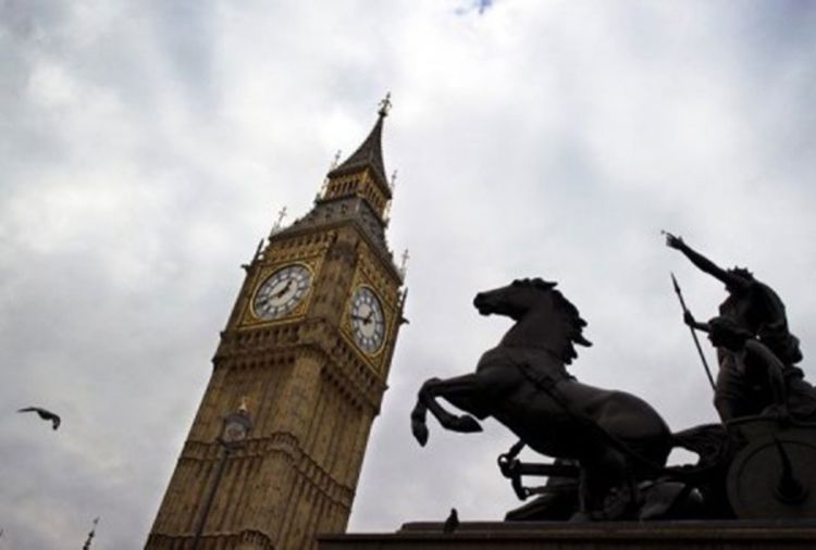 Big Ben se nakrivio, parlament tone u Temzu