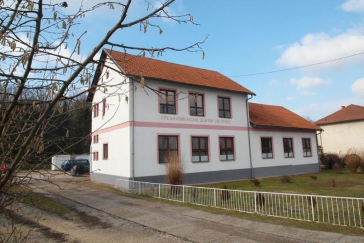 Srednjoškolcima potrebna nova škola