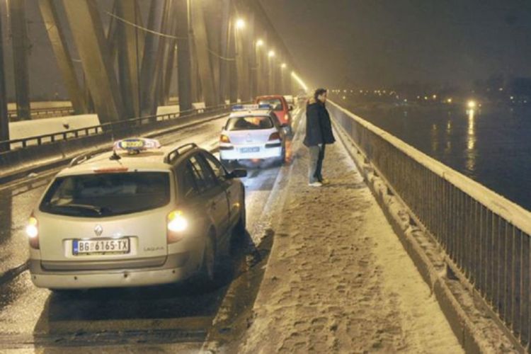 Djevojka izašla iz taksija i skočila sa Pančevačkog mosta