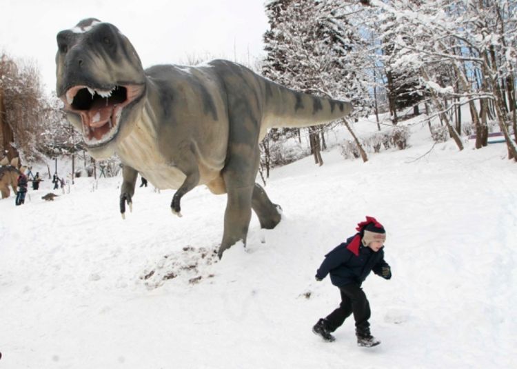 Dinosaurusi u dječjem zagrljaju