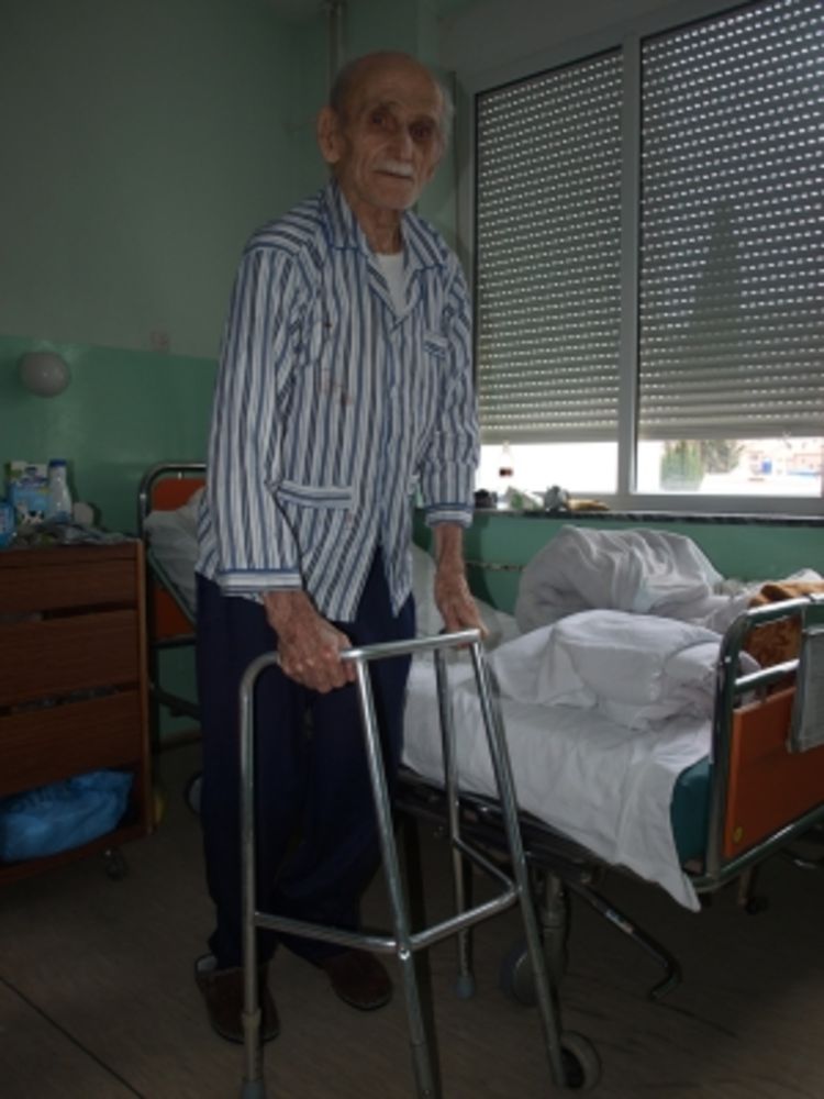Stogodišnjak prohodao odmah po operaciji kuka