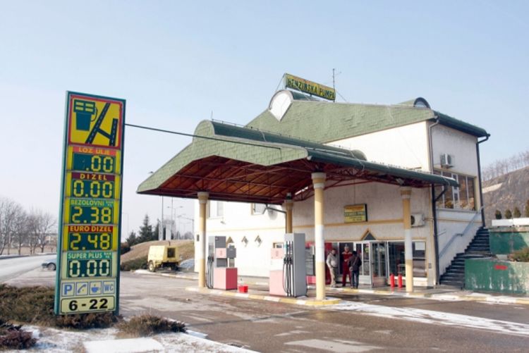 Spremio sačekušu pa ga udario pištoljem po glavi