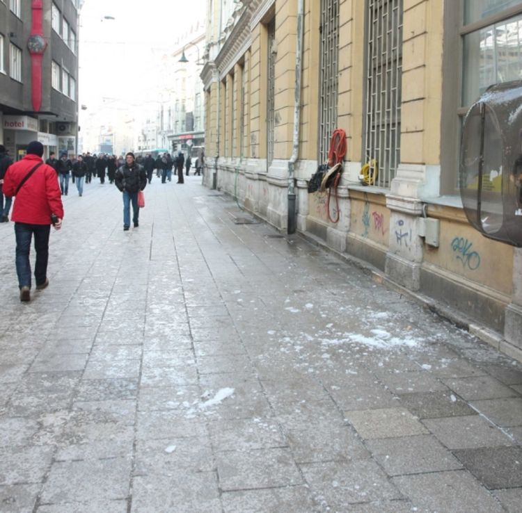 Sarajevo: Led prijeti i sa krovova