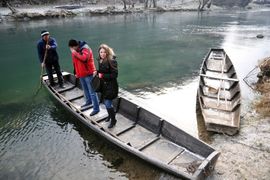 Stanovnici Rekavice čamcem prevoze i svatove i mrtve (Foto)