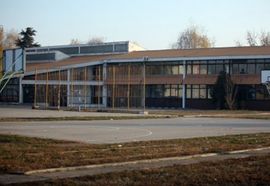 Đak držao drugaricu da visi sa drugog sprata