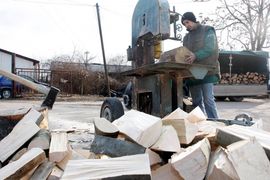Zbog izrazito niskih temperatura prodavci drva i uglja trljaju ruke