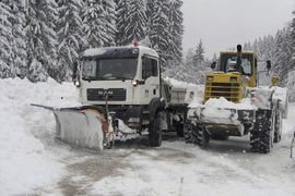 Zavejani putnici bez hrane i vode, strahuje se da ima stradalih