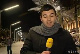 Novinar RTL-a, tokom javljanja uživo, pogođen grudvom u glavu (VIDEO)