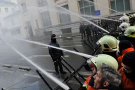 Belgijski vatrogasci iz protesta okupali sjedište premijera