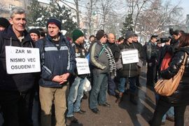 Radnici Konjuha promrzli i umorni tražili plate i staž