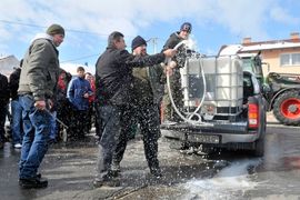 Nastavljeni protesti, mlijeko završilo u kanalizaciji