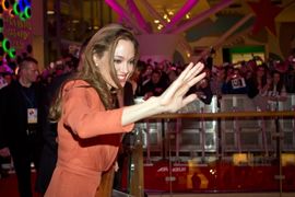 Anđelina u Zagrebu na premijeri, Bred čuva djecu