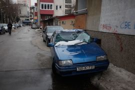 Banjaluka: Snijeg sa krova polupao automobil (Foto)