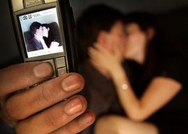Volite se snimati? Saznajte kakve seksi tajne skrivaju mobilni telefoni