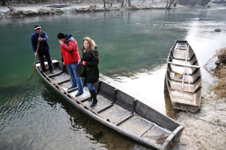Stanovnici Rekavice čamcem prevoze i svatove i mrtve (Foto)