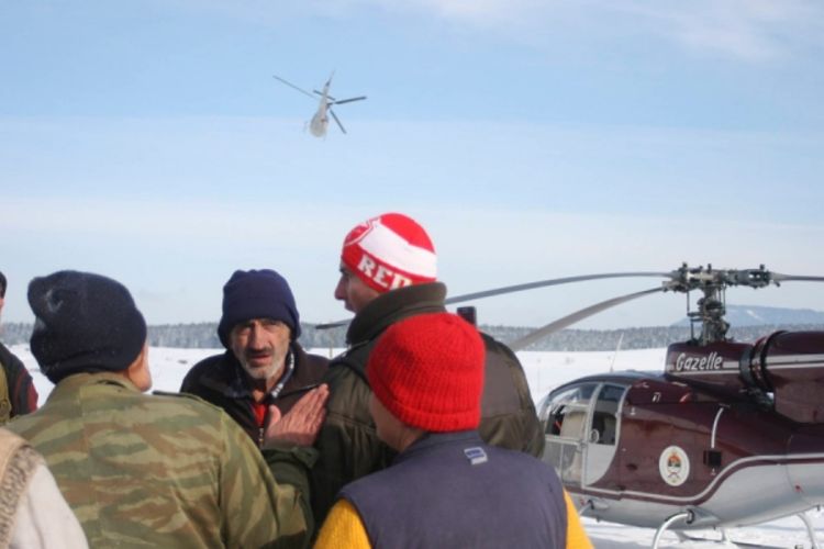 Helikopterima izvlače bolesne i zarobljene u snijegu