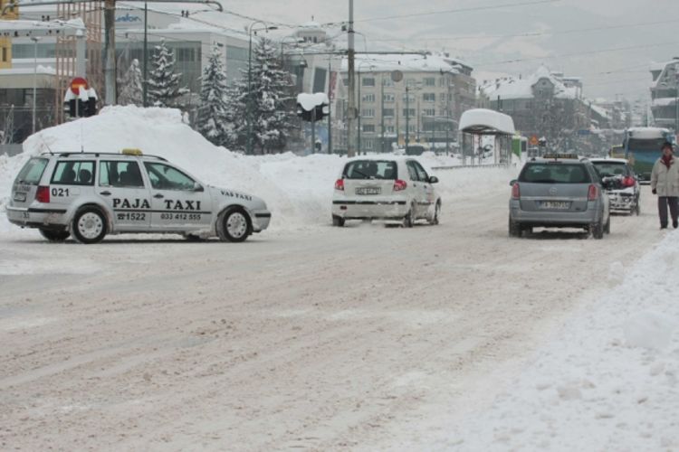 Vojnici čekaju poziv za čišćenje snijega