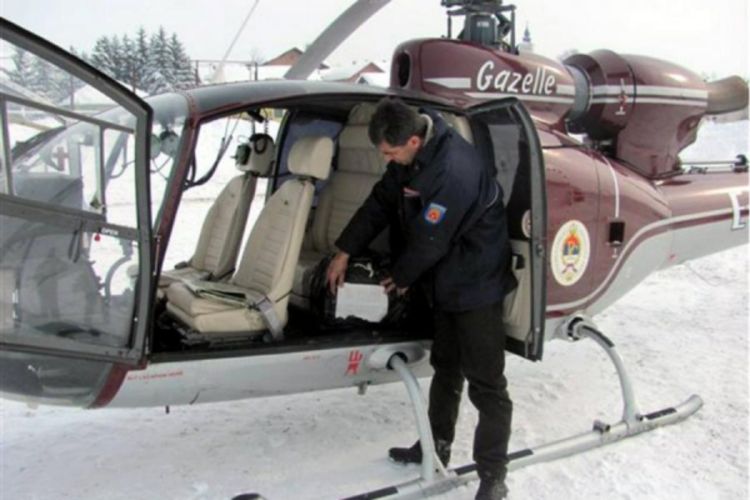 Helikopterom evakuisana trudnica iz zavejanog sela