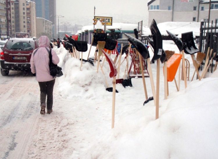 Sarajlije spremne da čiste snijeg, fali čak i lopata (FOTO)