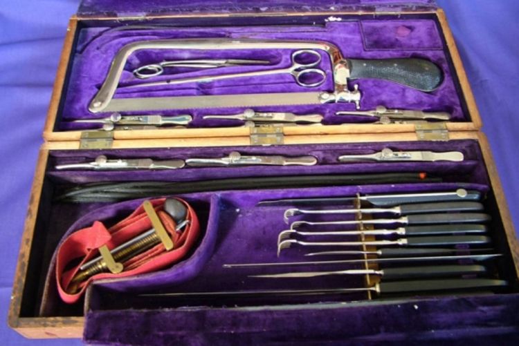 Hiruški instrumenti nacističkog zločinca na aukciji