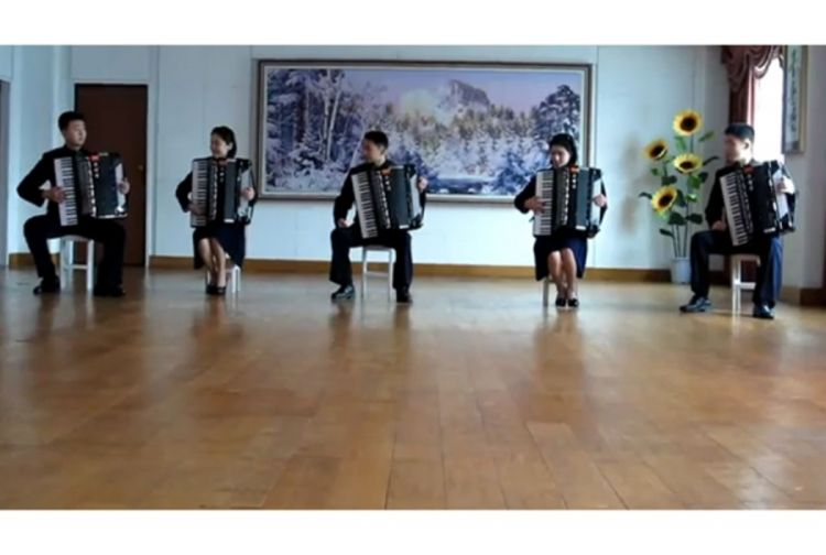 Pet sjevernokorejskih harmonikaša hit na YouTubeu (Video)