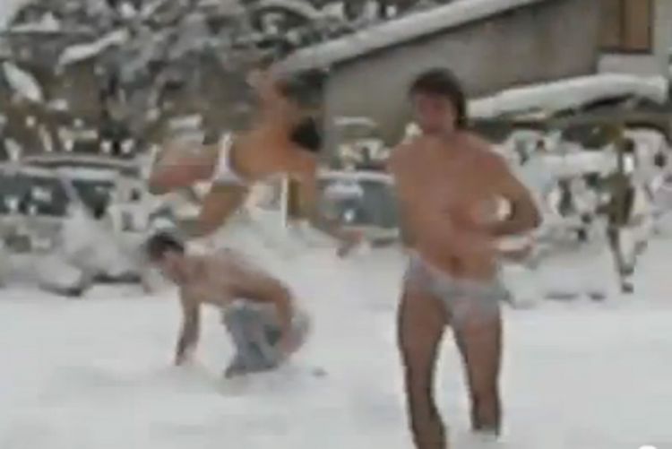 Mladi Banjalučani kupali se u snijegu, na "debelom" minusu (Video)