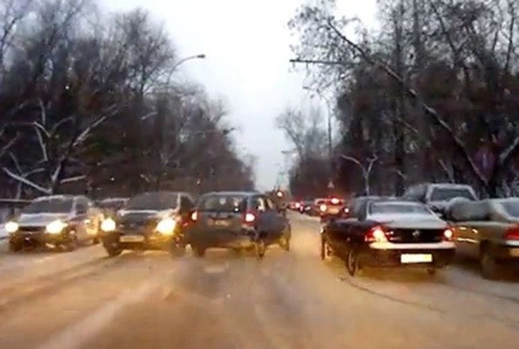 Pogledajte kako voziti kad se nađete u nevolji na snijegu (Video)