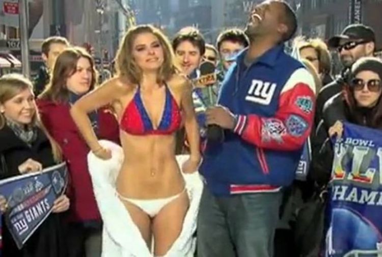 TV-voditeljica se zbog opklade skinula na ulici (Video)