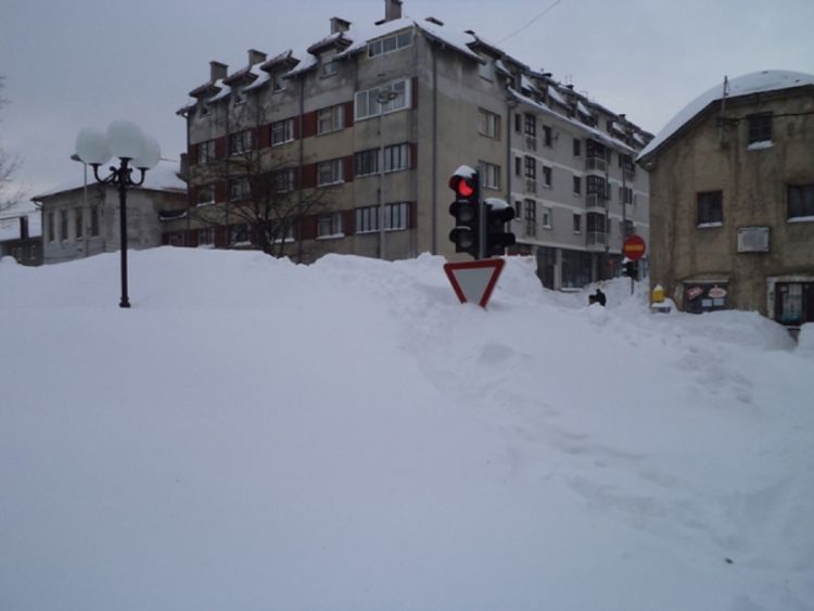 Centar grada zatrpan snijegom