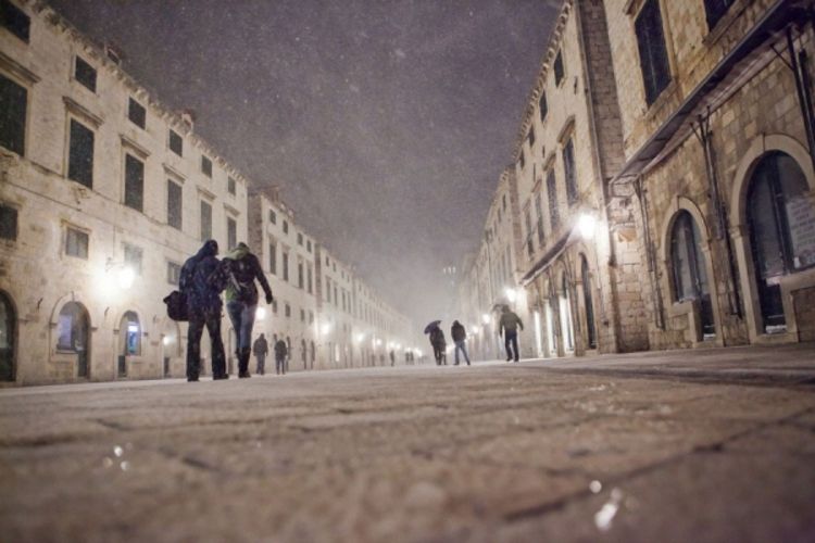 Snježna vijavica na jugu, orkanski vjetar prekinuo saobraćaj