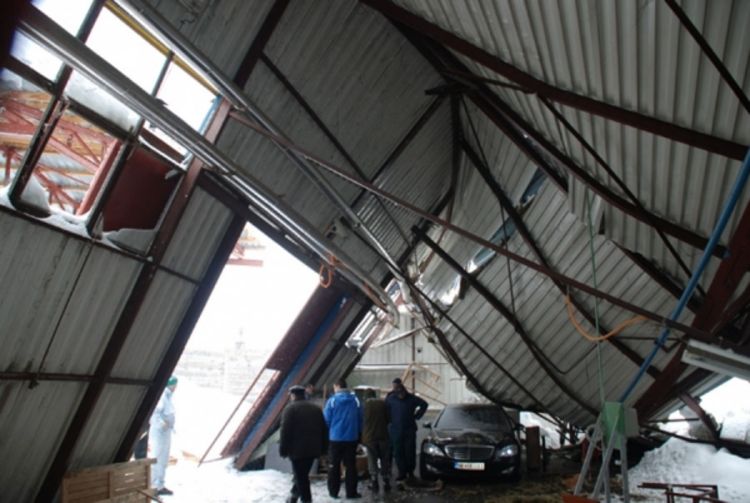 Srušio se krov nikšićke fabrike Mi-Rai