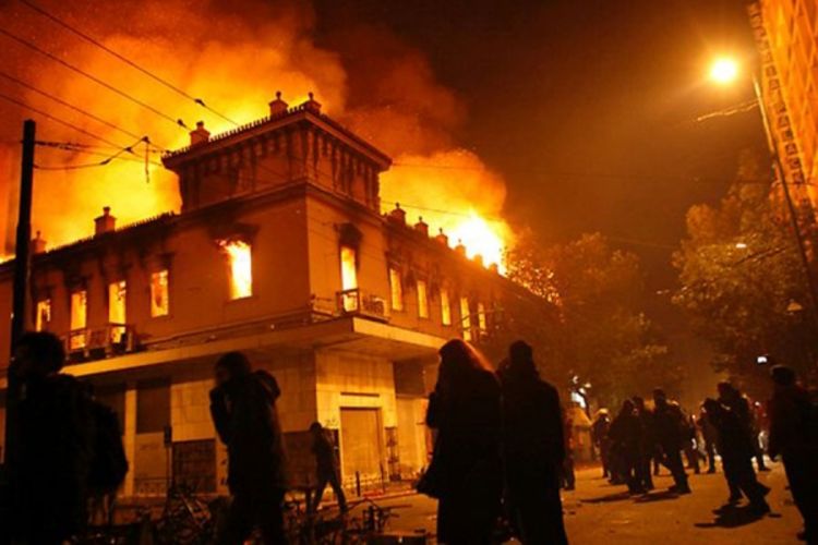 U demonstracijama u Atini uništene zgrade - simboli grada (VIDEO)