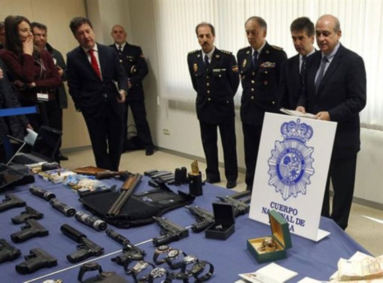U stanu Luke Bojovića nađeno pola miliona evra i oružje (FOTO, VIDEO)