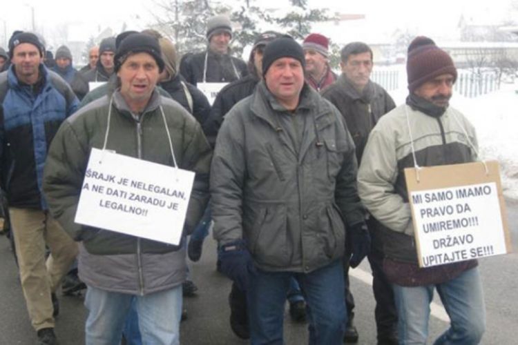 Radnici pješice krenuli u Sarajevo pred Ambasadu SAD da traže azil (FOTO)