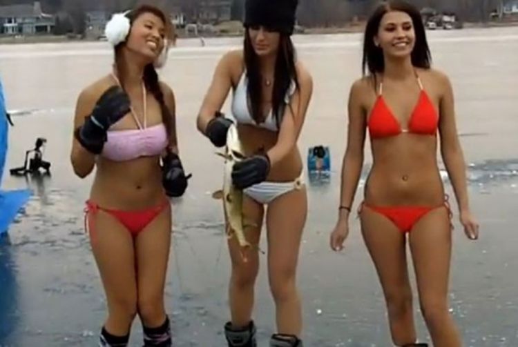 Pogledajte kako polugole pecaju na zaleđenom jezeru (VIDEO)